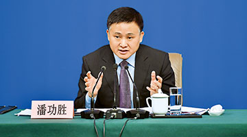 人行派定心丸﻿潘功胜“喊话”空头 有能力捍卫人民币