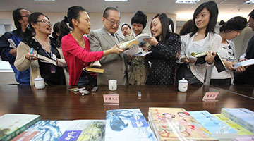 ﻿勉年轻记者：一定要做好人