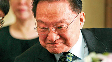 ﻿晚年深居简出 临别亲友在旁