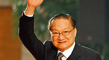 书林倚天射鵰手报业笑傲扛鼎人 文坛大侠金庸挥别江湖