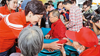 惩教署体育会办卖物会 林郑赞为社会注正能量