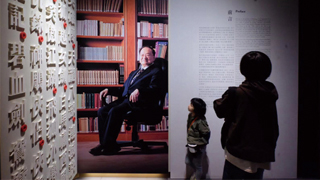 香港文化博物馆设吊唁处让公众人士悼念金庸