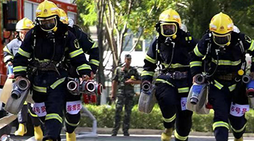 【央视快评】在人民最需要时冲锋在前