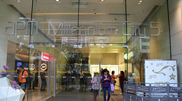 港青年不小心推坏商场门 被要求赔1.9万？