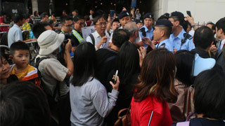 乱港派假借“监察”之名围堵游客 吓哭内地女领队