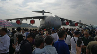 过大桥观珠海航展 港青赞祖国强大