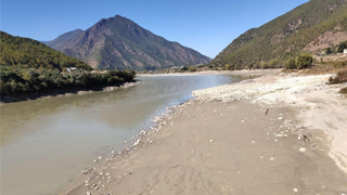 云南迪庆部分道路禁行 应对金沙江堰塞湖引流泄洪