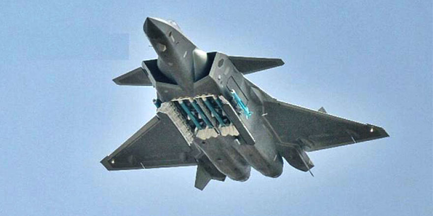 歼-20四机编队首飞：高空开弹舱 秀空空打击战力