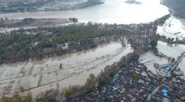 金沙江堰塞湖泄洪过境丽江 8000间民房倒塌