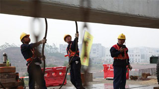 南沙港铁路建设取得重大突破 进入架梁施工阶段