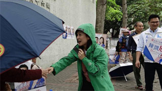 九西补选丨雨中拉票 陈凯欣未停脚步