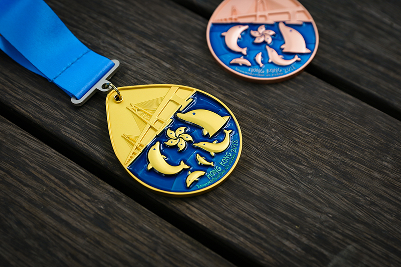 ﻿2018香港(屯門)國際半馬獎牌出爐 港珠澳大橋與海豚相映生輝