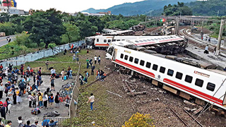 台铁被批：事故列车故障设备检修仅是补充机油