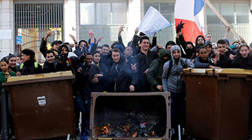 向“黄背心”服软法国燃油税延期执行 料难平息民众怒火