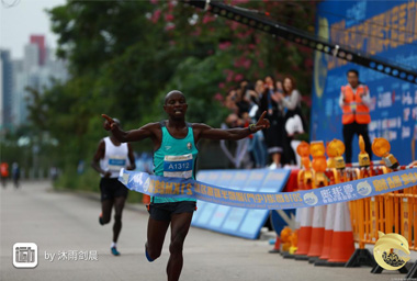 肯尼亞職業跑手破紀錄 上屆冠軍為他點讚