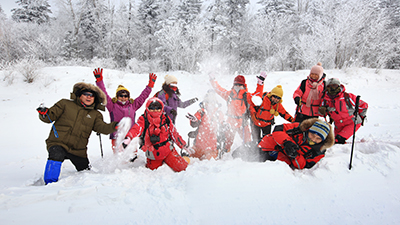 游客在长白山雪地里游玩
