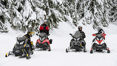 外国游客在长白山骑雪地摩托