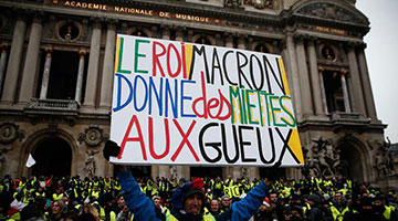 “派糖”无用逾三万人照样上街 法“黄背心5.0”来袭延烧全球