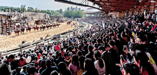 錦繡中華在內地首創的影視特技實景戰馬秀《大漠傳奇》，吸引眾多遊客觀賞/受訪者供圖