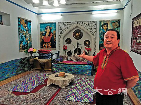 新疆喀什歌舞團的阿巴拜克日.吾布力卡司木展示景區里的維族「村寨」/大公報記者黃仰鵬攝