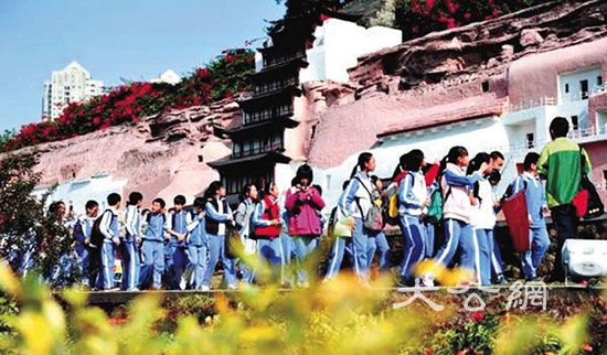 小學生前來參觀錦繡中華.民俗村的敦煌莫高窟微縮景觀/網絡圖片