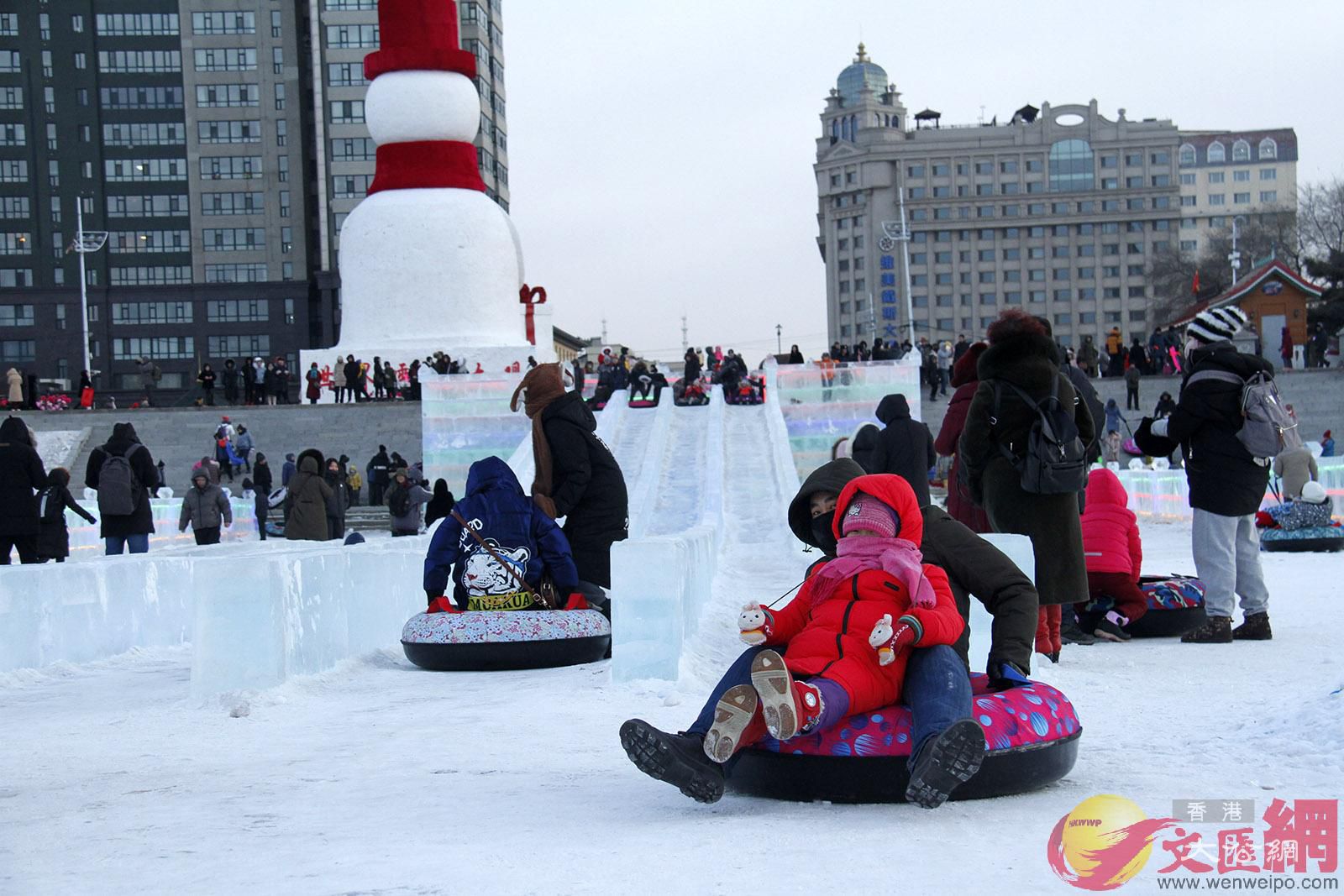 在松花江上打冰滑梯(于海江 攝) 在松花江上打冰滑梯(于海江 攝)
