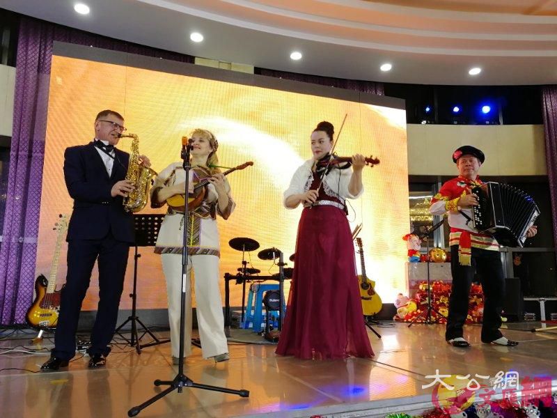 「2019綏芬河凱翔之夜」中俄迎新年晚會(于海江 攝) 「2019綏芬河凱翔之夜」中俄迎新年晚會(于海江 攝)