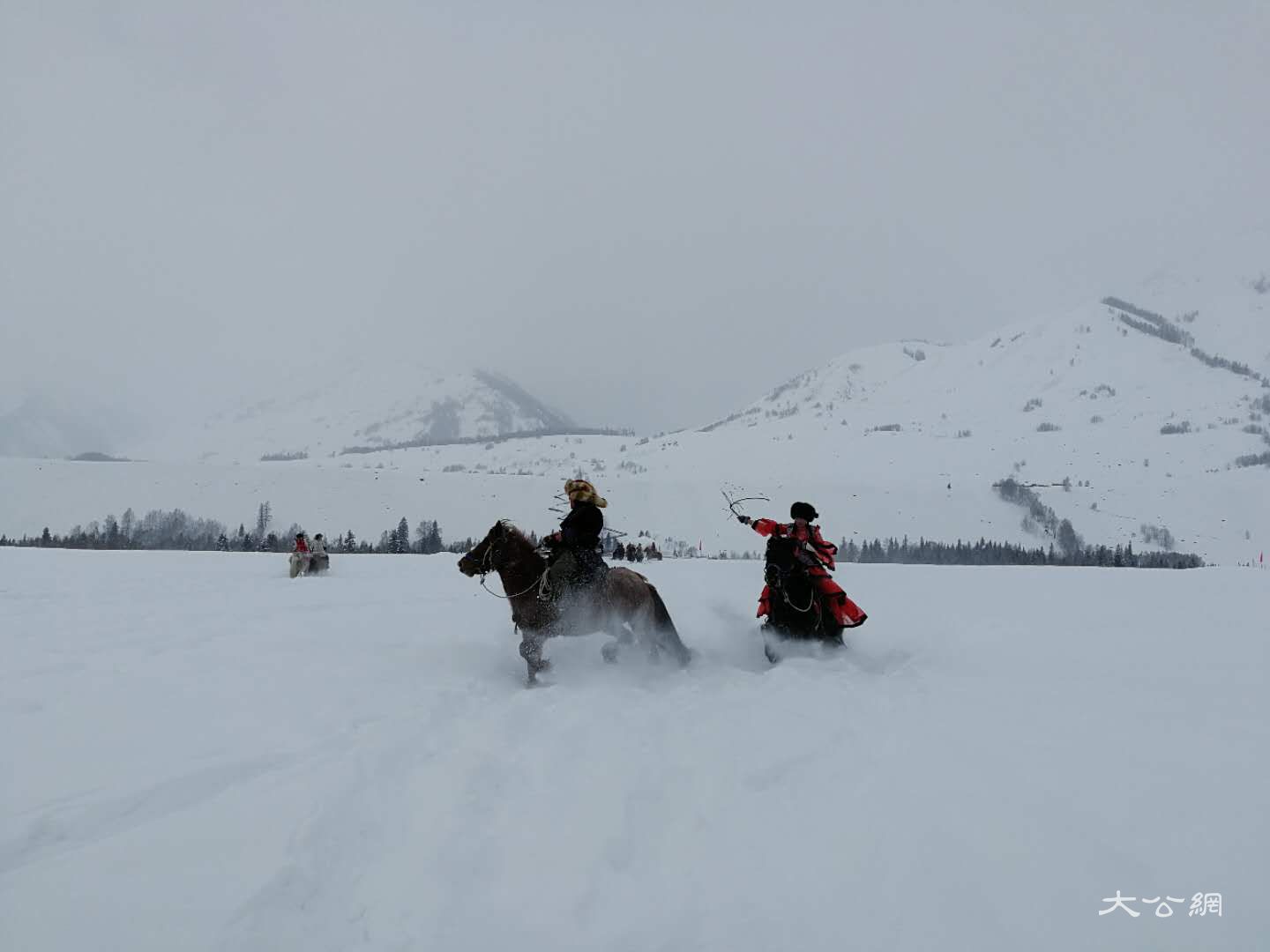 喀納斯冰雪風情旅遊節暨潑雪狂歡節現場「姑娘追」民俗活動表演 應江洪 攝 喀納斯冰雪風情旅遊節暨潑雪狂歡節現場「姑娘追」民俗活動表演 應江洪 攝
