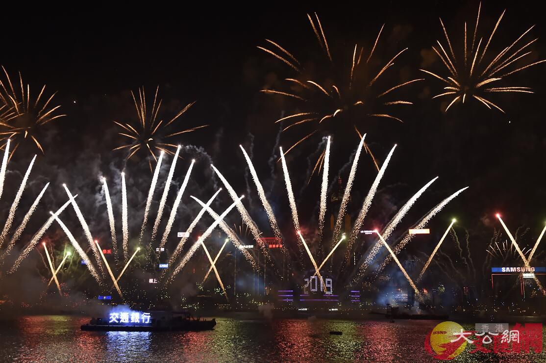 跨年維港煙花匯演 遊人如織絢爛奪目 