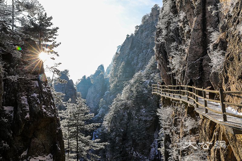 冬日老君山如仙境讓人流連忘返 位於河南省洛陽市欒川縣城東南的老君山,是中國北方道教信眾拜謁聖地,中原山水文化傑出代表。冬季的老君山,是