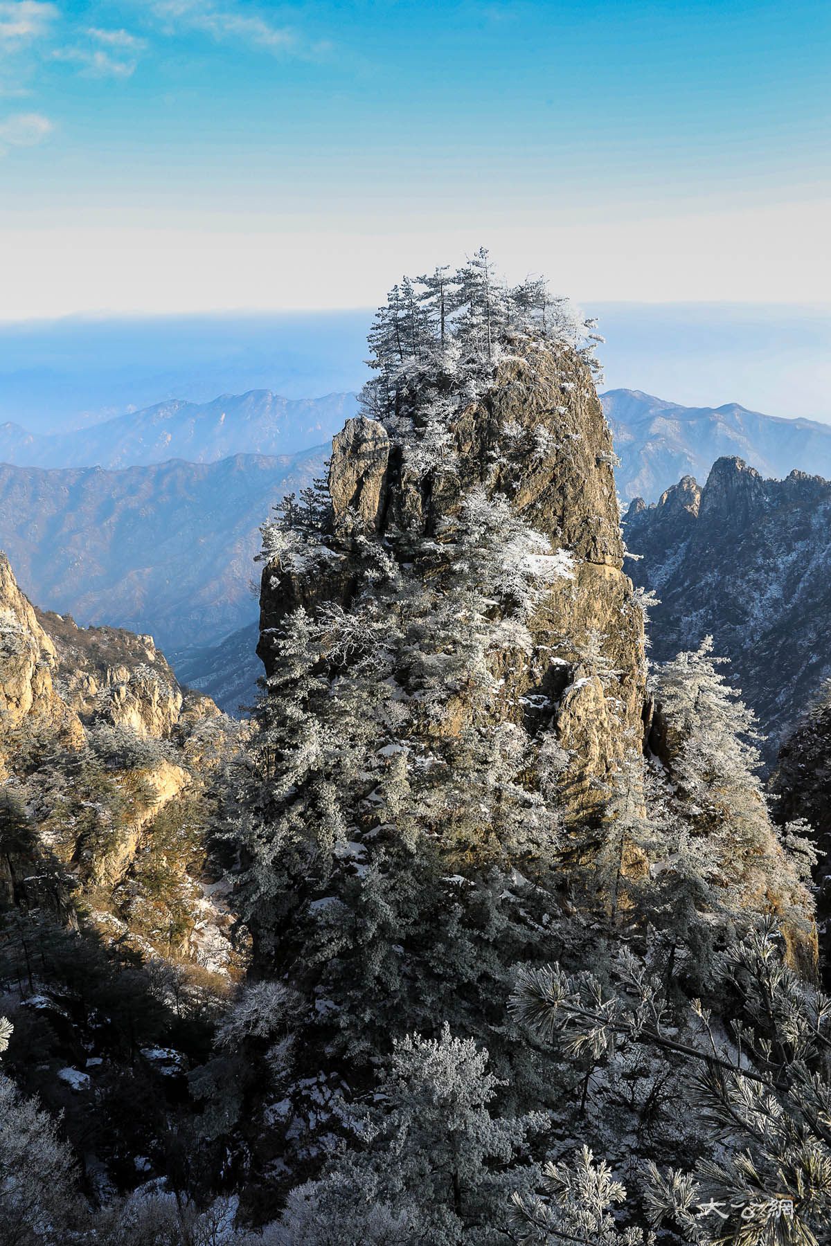 冬日老君山如仙境讓人流連忘返 位於河南省洛陽市欒川縣城東南的老君山,是中國北方道教信眾拜謁聖地,中原山水文化傑出代表。冬季的老君山,是