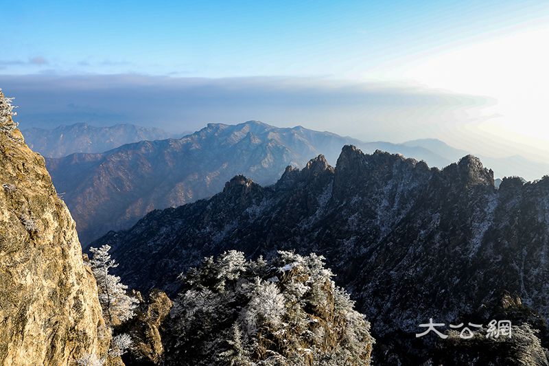 冬日老君山如仙境讓人流連忘返 位於河南省洛陽市欒川縣城東南的老君山,是中國北方道教信眾拜謁聖地,中原山水文化傑出代表。冬季的老君山,是