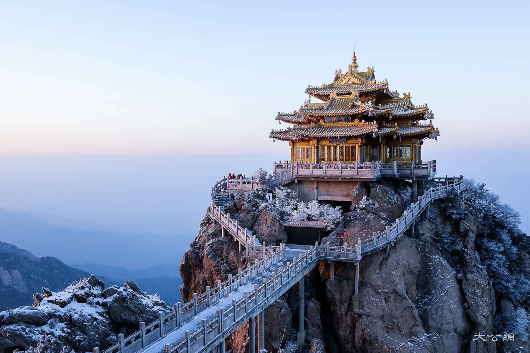 冬日老君山如仙境讓人流連忘返 位於河南省洛陽市欒川縣城東南的老君山,是中國北方道教信眾拜謁聖地,中原山水文化傑出代表。冬季的老君山,是