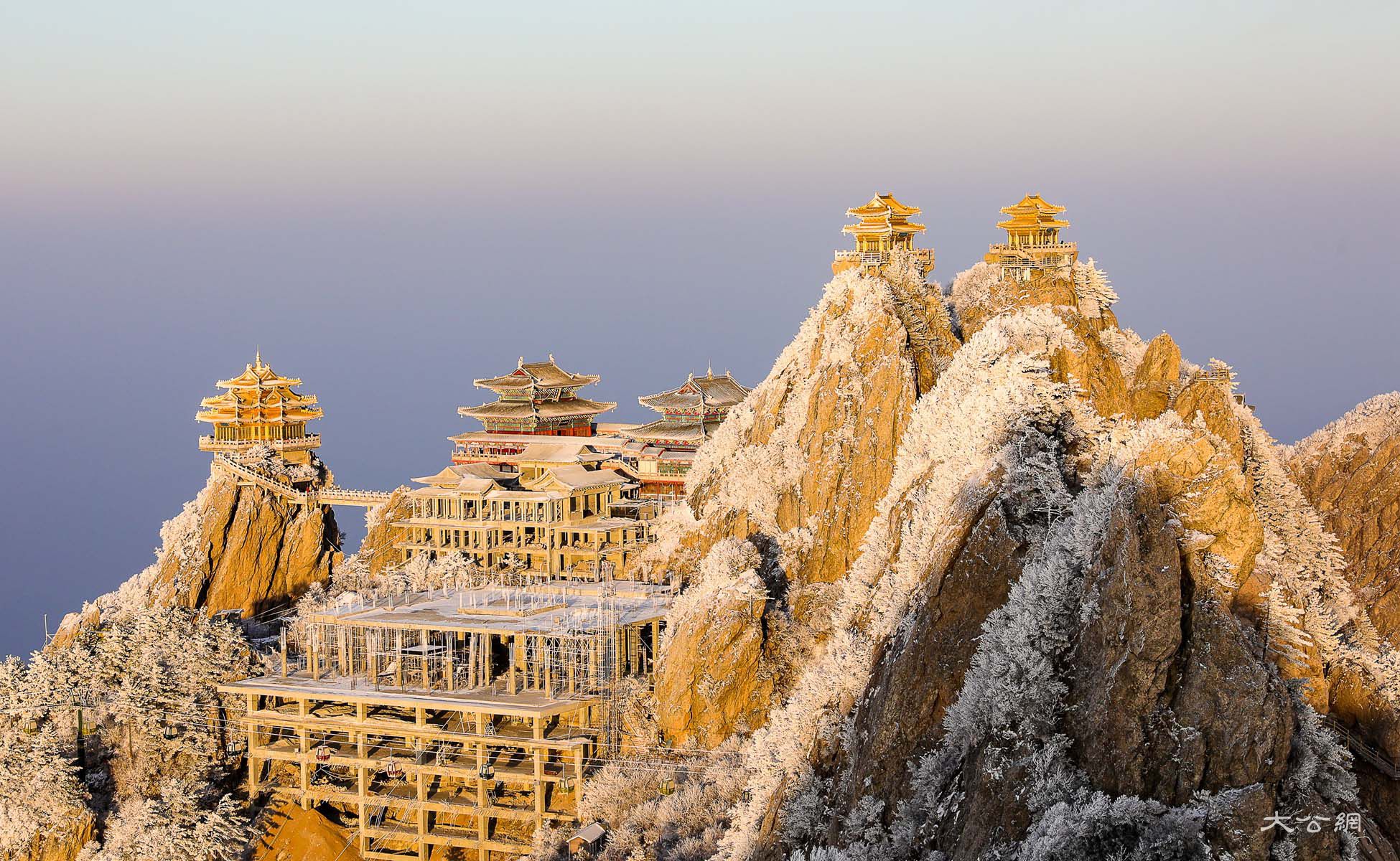 冬日老君山如仙境讓人流連忘返 位於河南省洛陽市欒川縣城東南的老君山,是中國北方道教信眾拜謁聖地,中原山水文化傑出代表。冬季的老君山,是