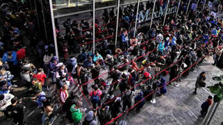 华为新机首卖 台北现人龙