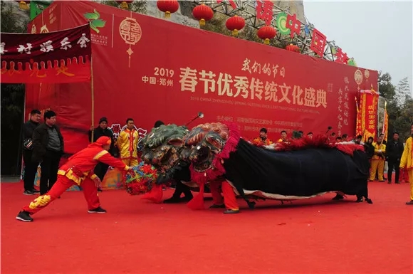 观民俗赏花灯看花展品美食 郑州绿博园里年味浓