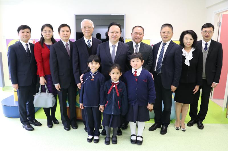 谭铁牛赴又一村学校转达彭丽媛教授新年问候