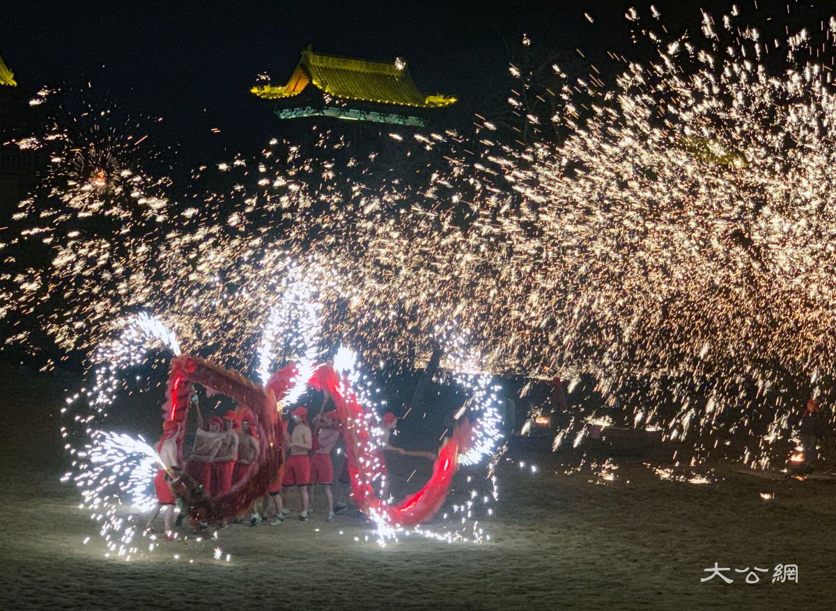 「打鐵花 舞火龍」驚艷亮相開封萬歲山廟會