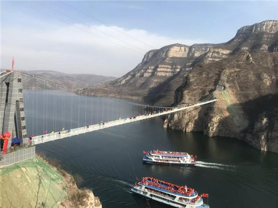 黃河三峽跨黃河高空玻璃吊橋紅動中原
