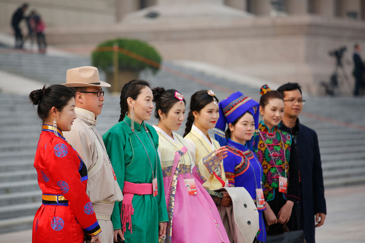 靓丽风景线！少数民族工作人员身着民族服装上会