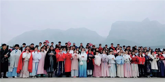 全國漢服同袍涌入雲台山 掀起浪漫古風
