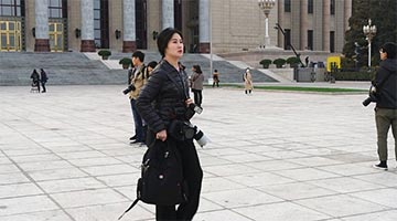 3·8节：全国两会上扛着“长枪短炮”的“她”