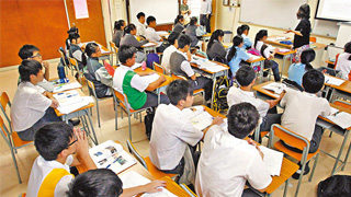 香港公营中小学教师下学年起全面学位化