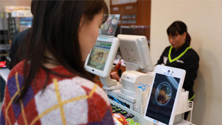 支付宝“蜻蜓”飞入香港机场 内地游客购物可“刷脸”