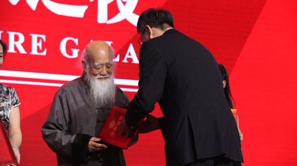 为公益项目捐画的艺术家颁奖