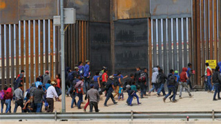 特朗普罕见法律胜利 可续遣移民返墨