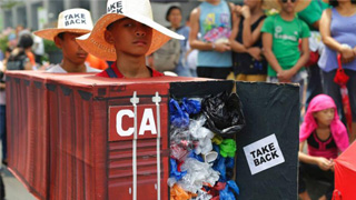 垃圾战变外交战 菲召回驻加大使