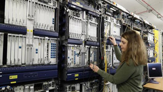 美国打压升级再制裁中企 中方矢言维权