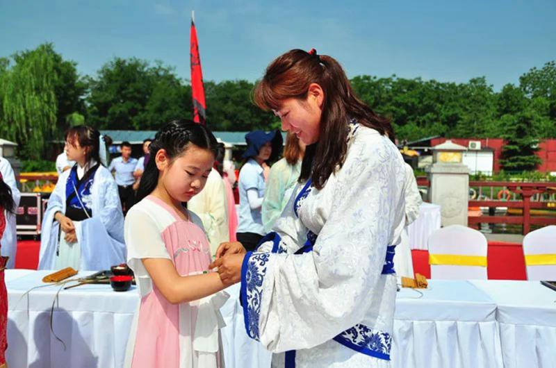 西安市民穿漢服繫彩繩慶端陽