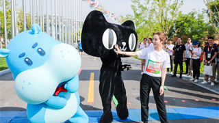 淘宝主播薇娅在北京晨跑 其实为了山区孩子的跑道 阿里又做体育公益